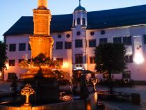 Abends vom Marienplatz aus sieht das Schloss besonders schön aus.  • © Schloss Immenstadt